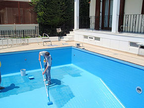 Holdbar Zwembadcoating blauw aanbrengen